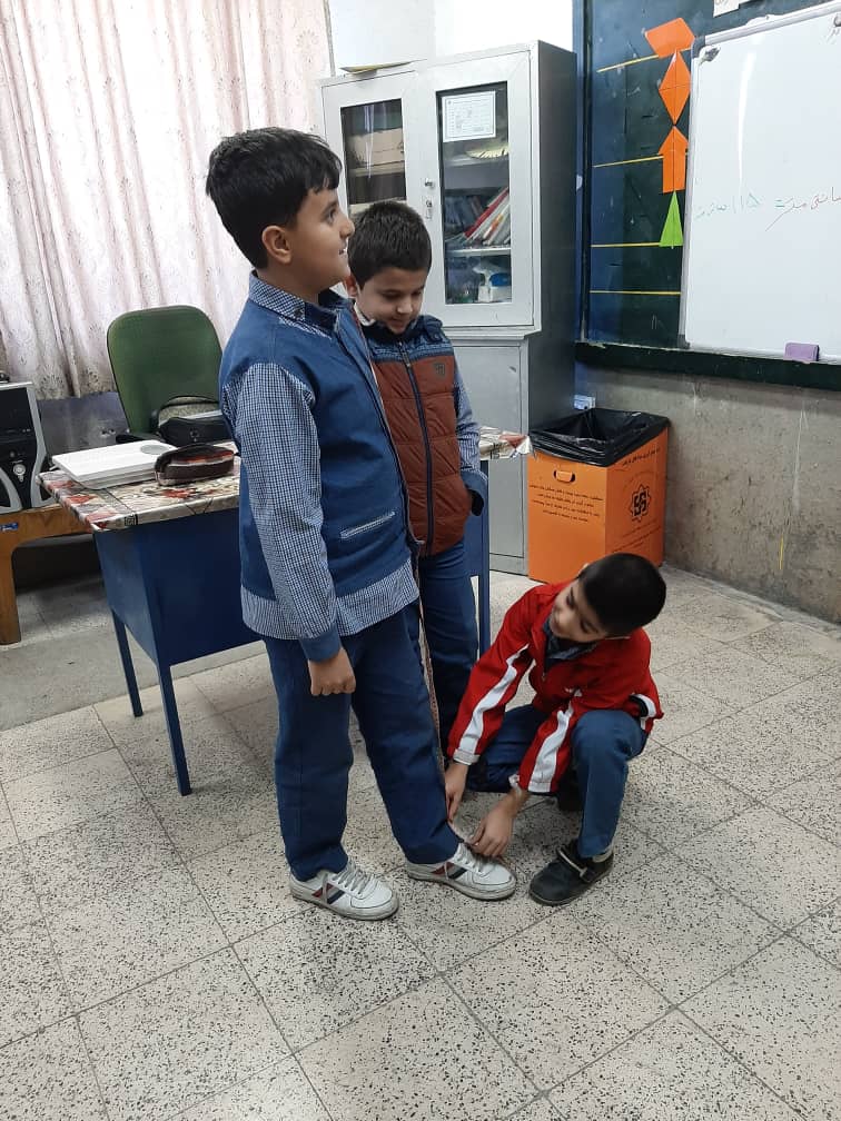 تصویر بچه ها در حال کار با متر در کلاس ریاضی تصویر بچه ها در حال کار با متر در کلاس ریاضی