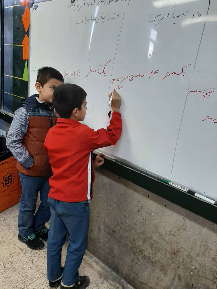 تصویر بچه ها در حال کار با متر در کلاس ریاضی تصویر بچه ها در حال کار با متر در کلاس ریاضی