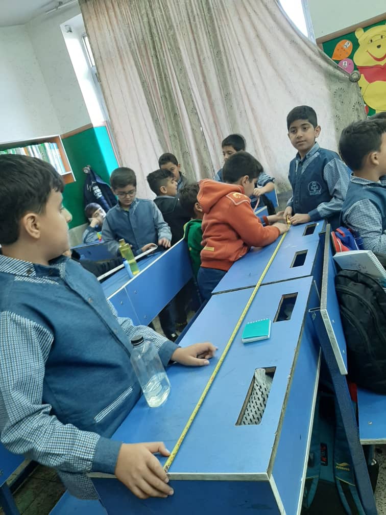 تصویر بچه ها در حال کار با متر در کلاس ریاضی تصویر بچه ها در حال کار با متر در کلاس ریاضی