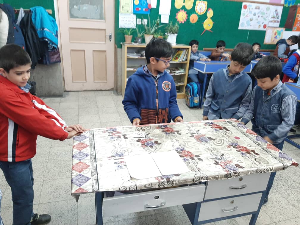 تصویر بچه ها در حال کار با متر در کلاس ریاضی تصویر بچه ها در حال کار با متر در کلاس ریاضی