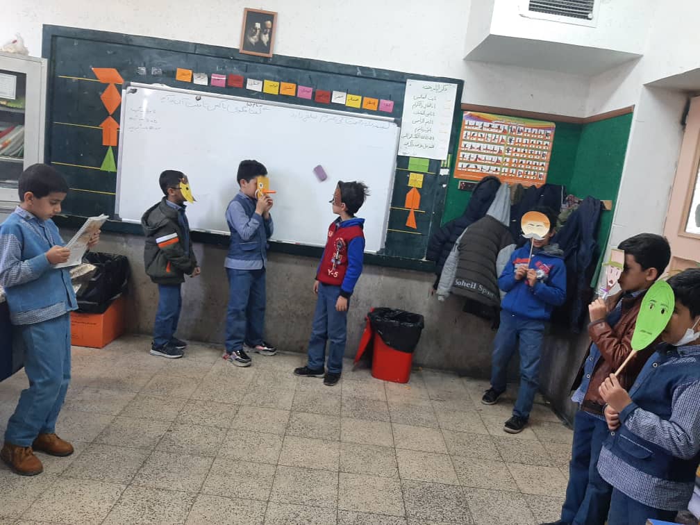 تصویر بچه ها در حال نمایش بلدرچین و برزگر - درس 5 فارسی