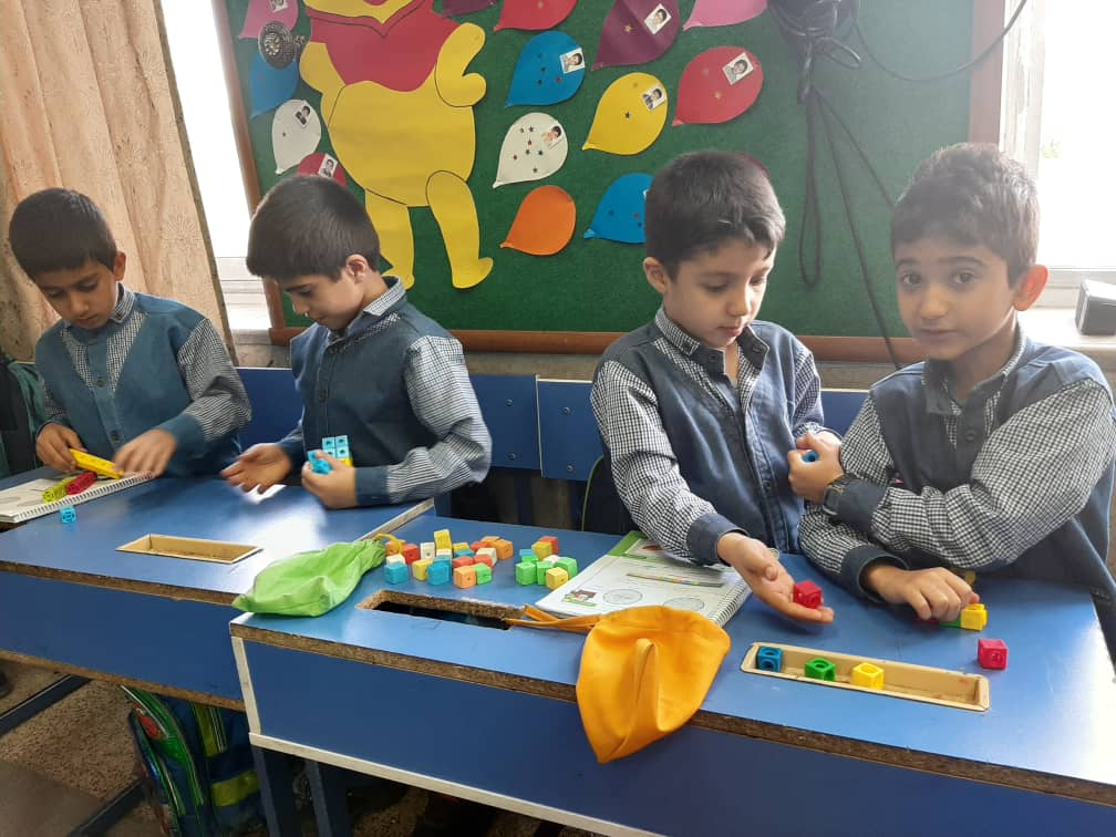 تصویر بچه ها در حال آموزش ریاضی - بشمار و بساز
