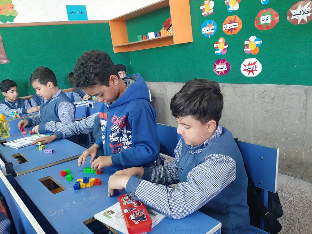 تصویر بچه ها در حال آموزش ریاضی - بشمار و بساز