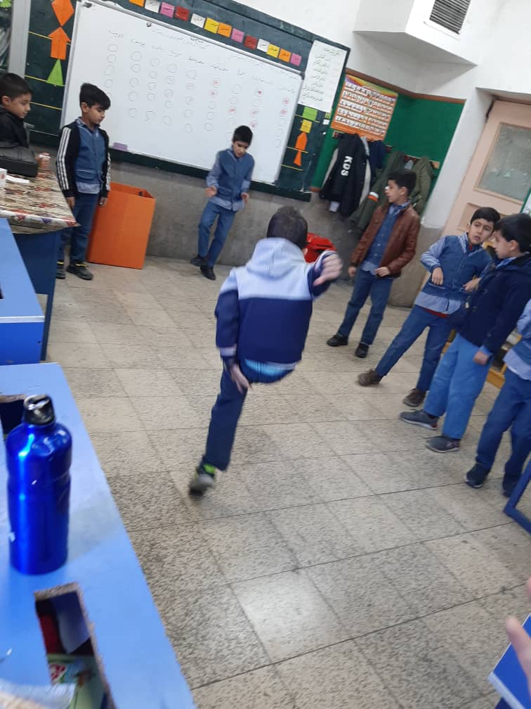 تصویر بچه ها در حال آموزش کسر به روش های مختلف تصویر بچه ها در حال آموزش کسر به روش های مختلف