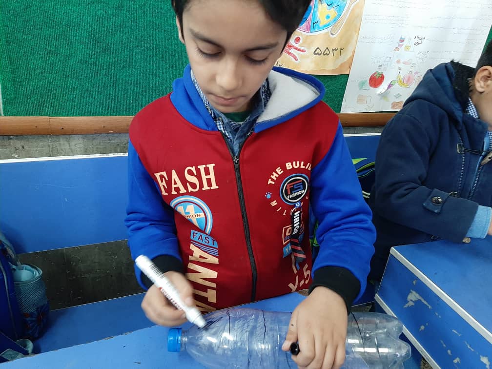 تصویر بچه ها در حال آموزش کسر به روش های مختلف تصویر بچه ها در حال آموزش کسر به روش های مختلف