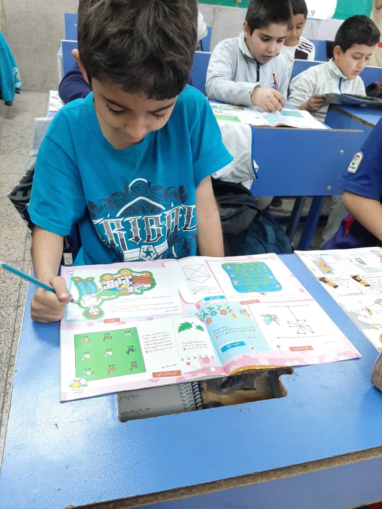 تصویر بچه ها در کلاس - یک روز همراه با مجله رشد